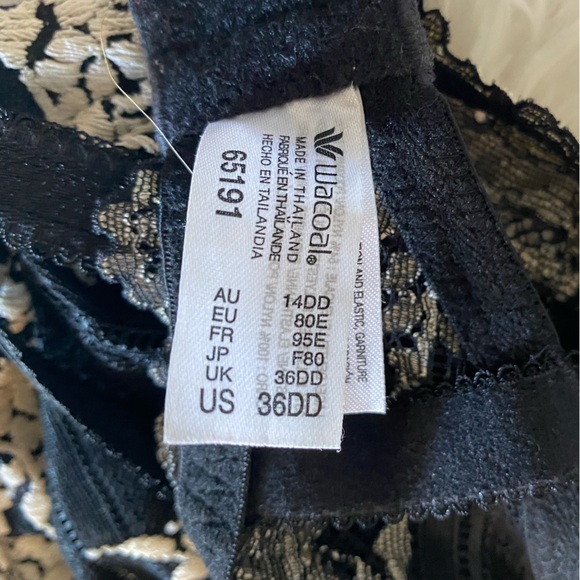 WACOAL 36 DD black lace underwire Bra
embroidery in a cream color - Picture 3 of 5